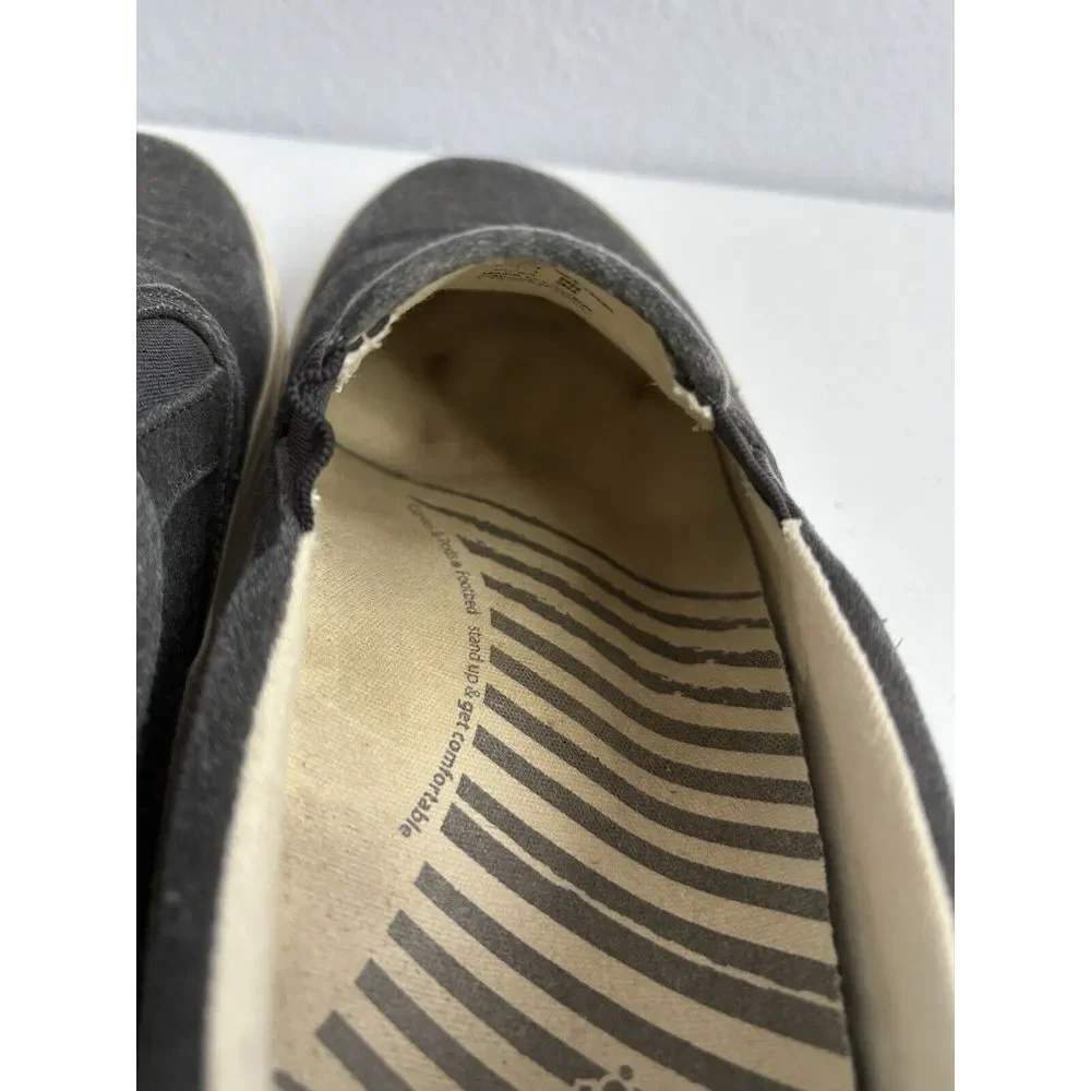 Taos Men's Size 10 Gray Canvas‎ Slip on Flat White Bottom Casual Shoes
